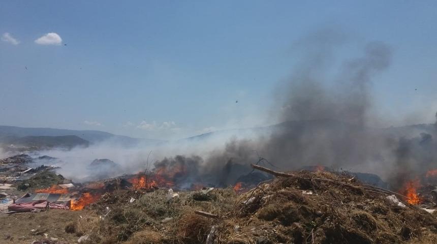 Çöplük yangınını itfaiye söndürdü