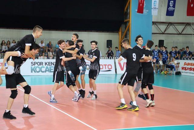 Yıldız erkekler voleybol derbisi Beşiktaş’ın