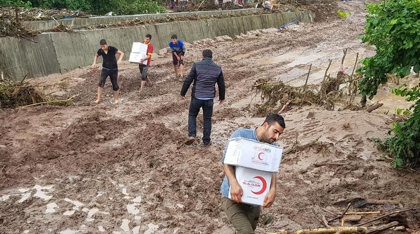 G&ouml;reve başladığı g&uuml;n selzedelere yardıma koştu