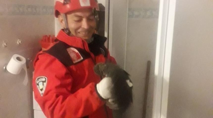 Burhaniye&rsquo;de itfaiye karga kurtardı