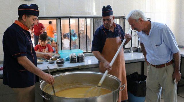 Şanlıurfa’da hasta yakınlarına sıcak çorba ikramı