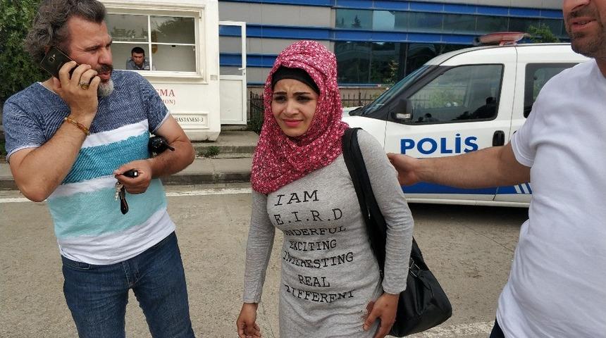 Iraklı kuaf&ouml;r kadın bı&ccedil;aklı saldırıda yaralandı