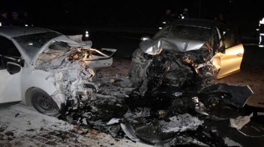 İki otomobil kafa kafaya &ccedil;arpıştı: 7 yaralı