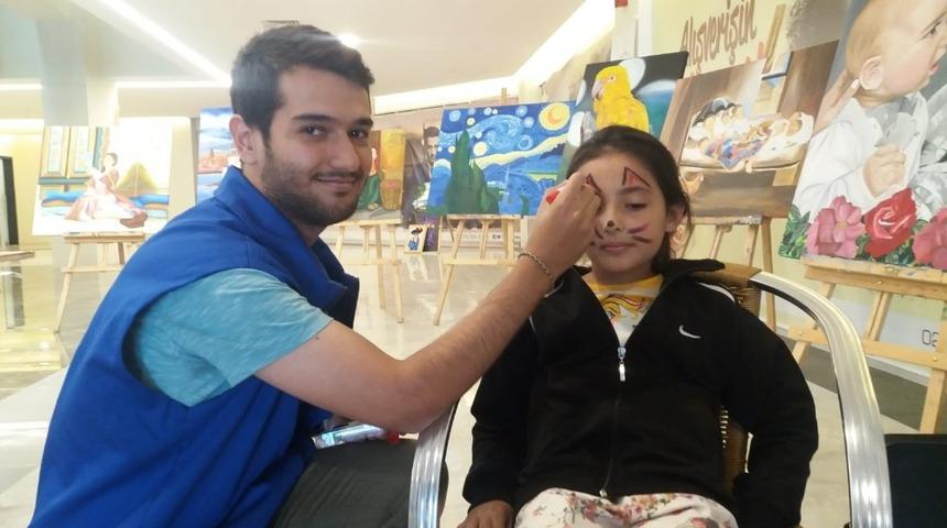 Yüzleri boyanan minikler ebru sanatı yaptı