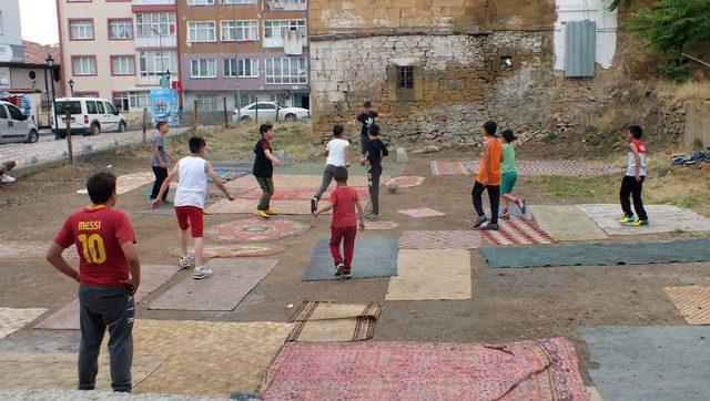 Yozgat’ta çocuklar kendi halı sahalarını yaptı