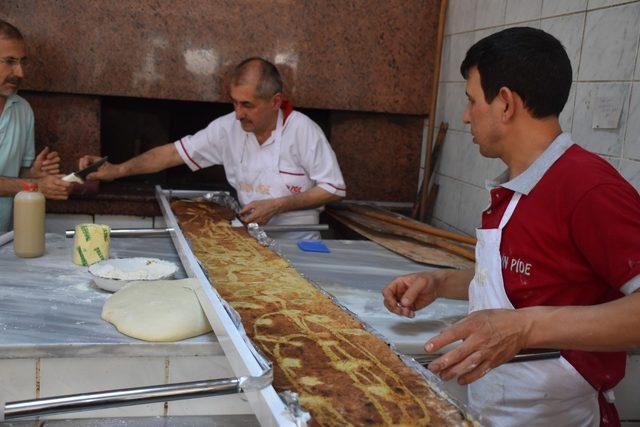 Yeni başkanı ziyarete 2 metre 25 santim pideyle gitti