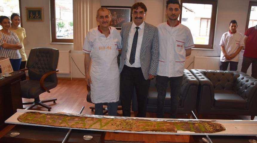 Yeni başkanı ziyarete 2 metre 25 santim pideyle gitti