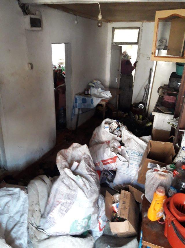 Yalnız yaşayan kadının evinden 6 traktör çöp çıktı
