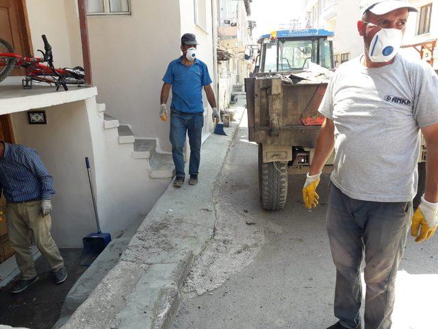 Yalnız yaşayan kadının evinden 6 traktör çöp çıktı