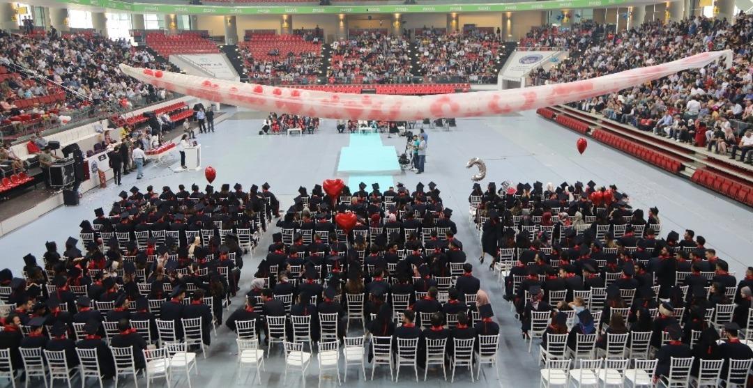 ER&Uuml; Hukuk Fak&uuml;ltesi 12. D&ouml;nem Mezunlarını Verdi