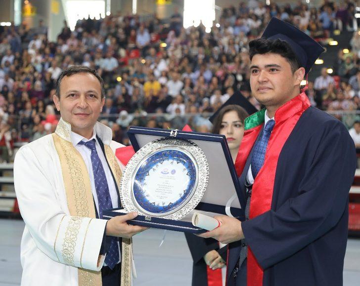 ERÜ Hukuk Fakültesi 12. Dönem Mezunlarını Verdi G2