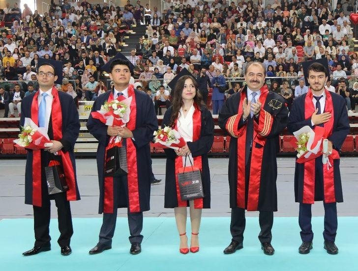 ERÜ Hukuk Fakültesi 12. Dönem Mezunlarını Verdi G4