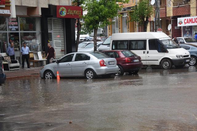 Sivas'ta sağanak, cadde ve sokakları göle çevirdi