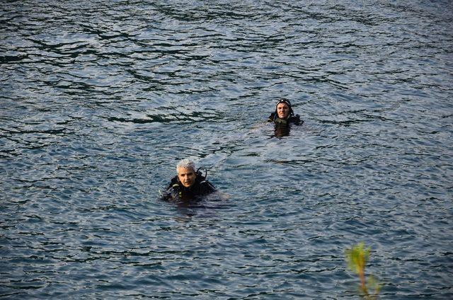 Adana’da serinlemek için göle giren genç kayboldu