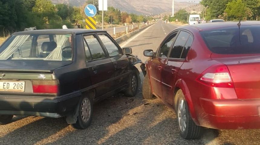 İki otomobil çarpıştı: 5 Yaralı