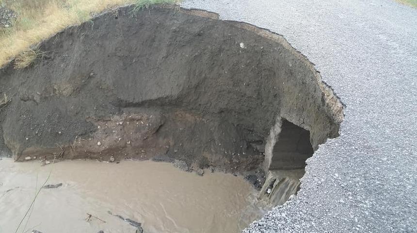 Sivas’ta sağanak yağmur dereleri taşırdı