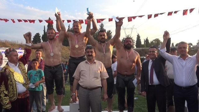 İkiz güreşçiler başpehlivanlık için el bağladı