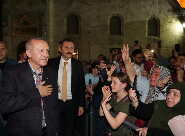 Cumhurbaşkanı Erdoğan, Eyüp Sultan Camii çıkışında halkı selamladı
