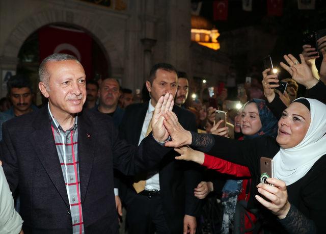 Cumhurbaşkanı Erdoğan, Eyüp Sultan Camii çıkışında halkı selamladı