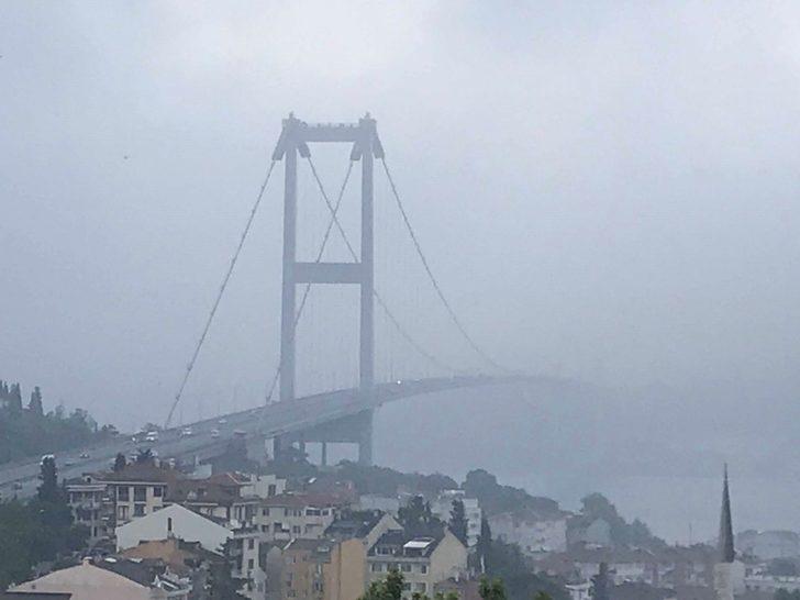 İstanbul Boğazı’ndaki köprüler sis nedeniyle adeta kayboldu