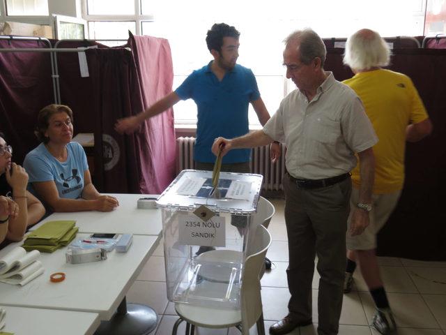 İstanbul'da oy verme işlemi başladı (1)