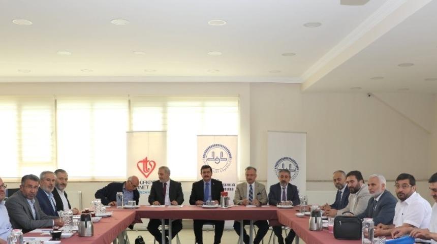 B&ouml;lge il m&uuml;ft&uuml;leri ile ilahiyat fak&uuml;ltesi dekanları Erzincan&rsquo;da biraraya geldi