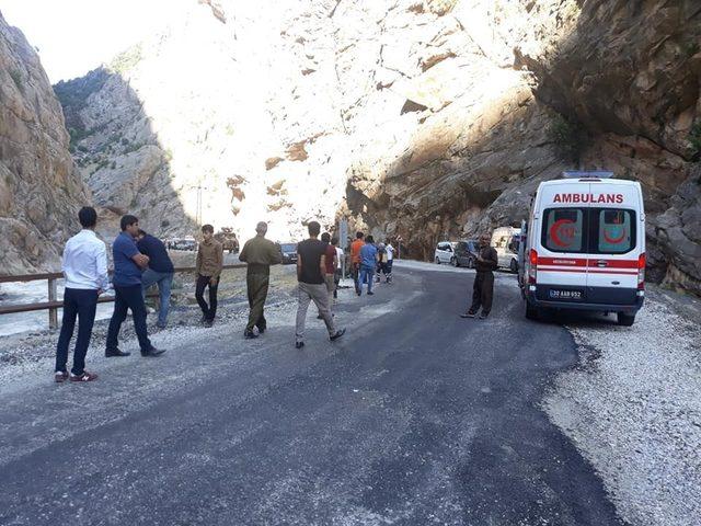 Hakkari’de bir kişi bisikletiyle suya uçtu