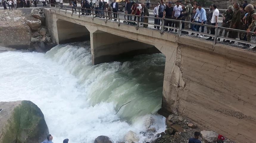 Hakkari&rsquo;de bir kişi bisikletiyle suya u&ccedil;tu