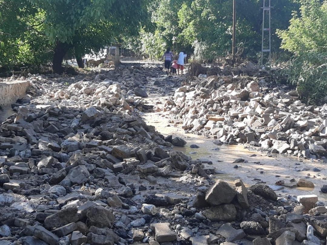 Yahyalı&rsquo;da sağanak yağış sele neden oldu