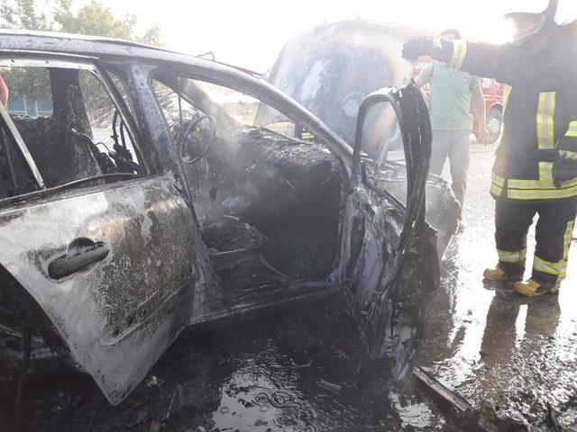 Seyir halindeyken yanan otomobil hurdaya döndü