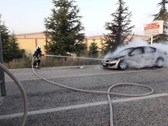 Seyir halindeyken yanan otomobil hurdaya döndü