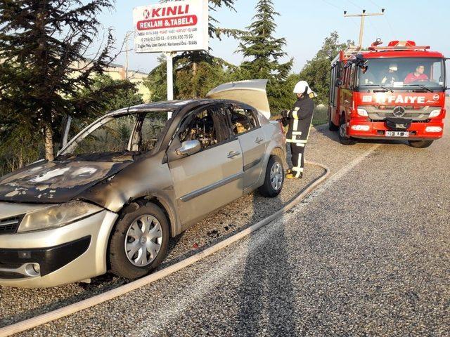 Seyir halindeyken yanan otomobil hurdaya döndü