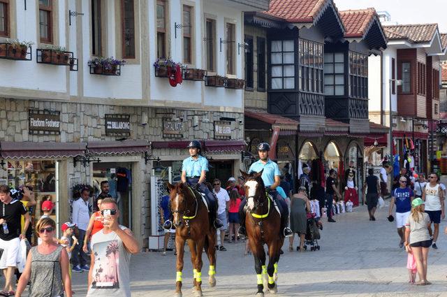 Manavgat'ta göreve başlayan atlı jandarmaya turist ilgisi
