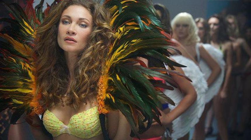 Ece Dizdar saçlarını kısacık kestirdi!