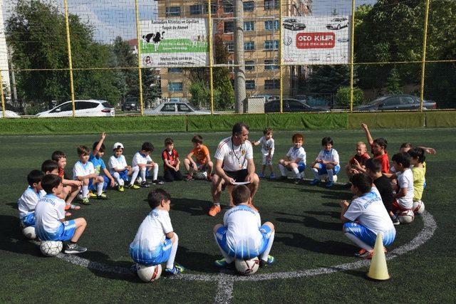 Kaleci Ebrar’dan Eskişehirspor yaz okuluna ziyaret