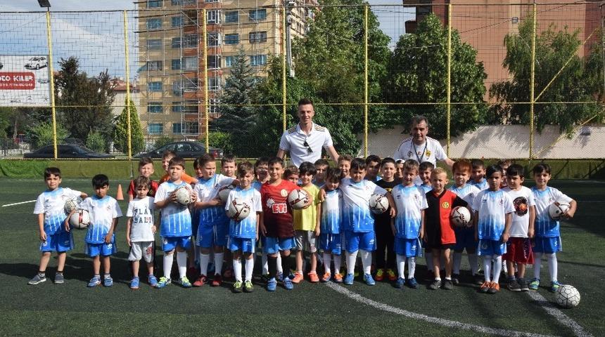 Kaleci Ebrar&rsquo;dan Eskişehirspor yaz okuluna ziyaret