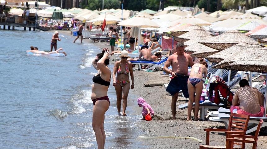  Marmaris'te sıcaktan bunalanlar plaj ve su parklarına akın etti