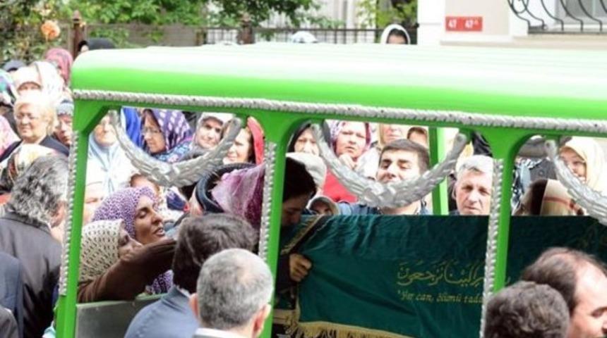 Ameliyattan &ccedil;ıkıp cenazeye gitti