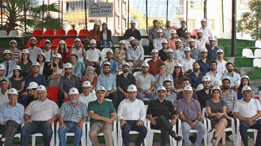 Yeni mezun inşaat m&uuml;hendisleri baret taktı