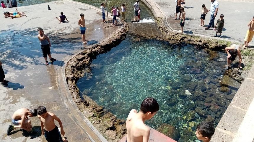 Hafta sonunu fırsat bilen &ccedil;ocuklar, Anzele suyuna girdi