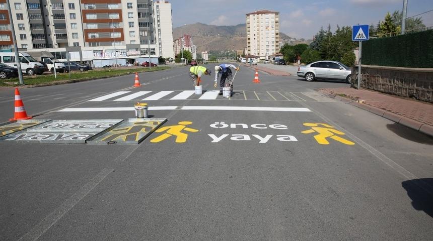 Başkan Dr. Mustafa Palancıoğlu: &ldquo;Okul yollarına yaya &ouml;ncelikli yazı ve logo  uyarıları taktir topluyor&rdquo;
