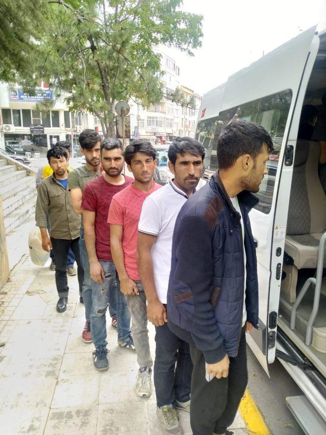 Otogarda 13 kaçak göçmen yakalandı