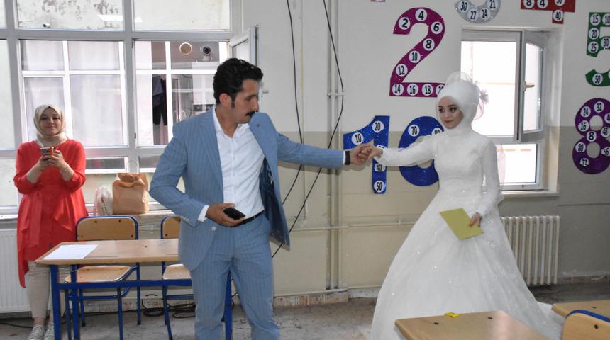 Gelinlik ve damatlıklarıyla oy kullanmaya geldiler