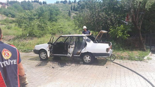 Park halindeki otomobil alev aldı