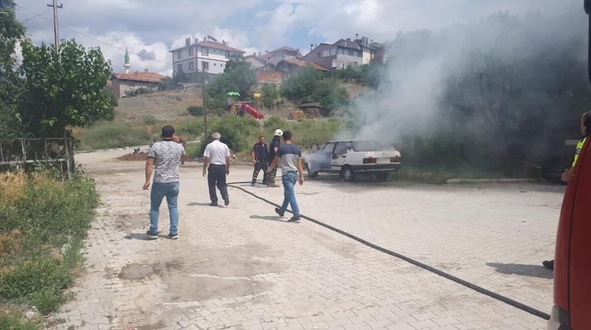 Park halindeki otomobil alev aldı