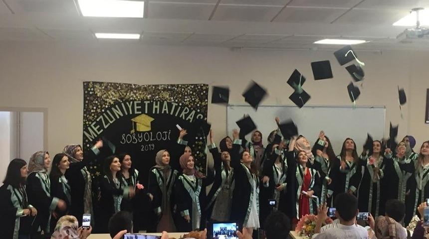 Fakültenin ilk mezunları kadın öğrenciler oldu