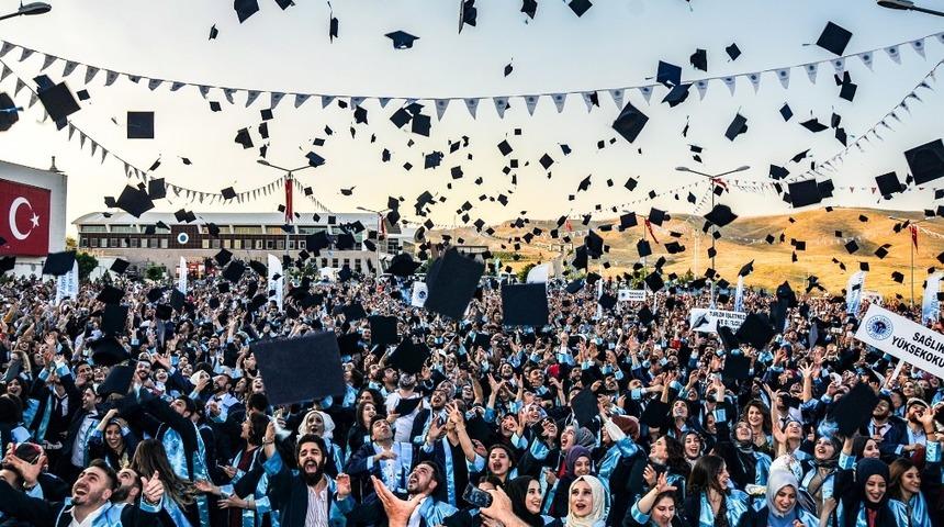 Batman Üniversitesi’nde mezuniyet coşkusu