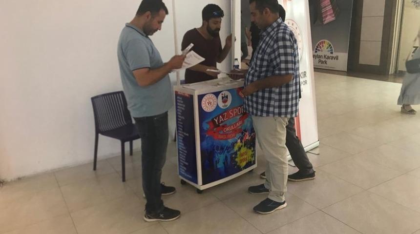 Diyarbakır’da yaz spor okulları stantlarına yoğun ilgi
