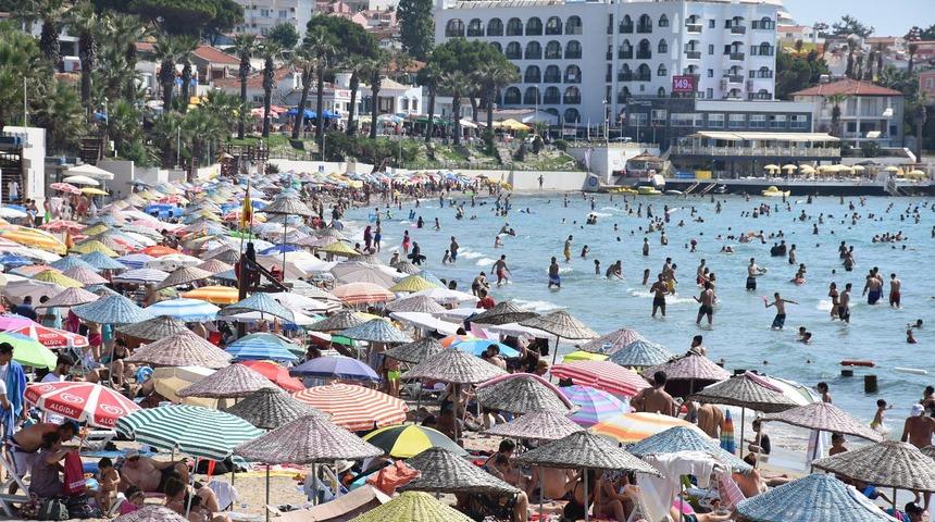 İstanbullular oy kullanmaya gitti, plajlar Egeliler ile turistlere kaldı