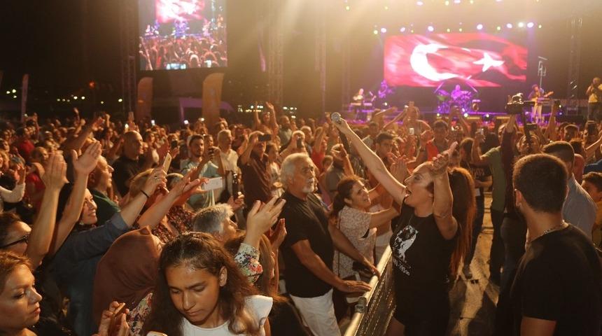 Sibel T&uuml;z&uuml;n, Soli G&uuml;neş Festivali&rsquo;nde sahne aldı